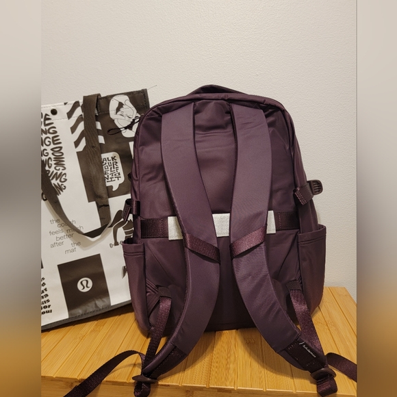 Lululemon New Crew Backpack 22L Updated Black Plum - Picture 8 of 9